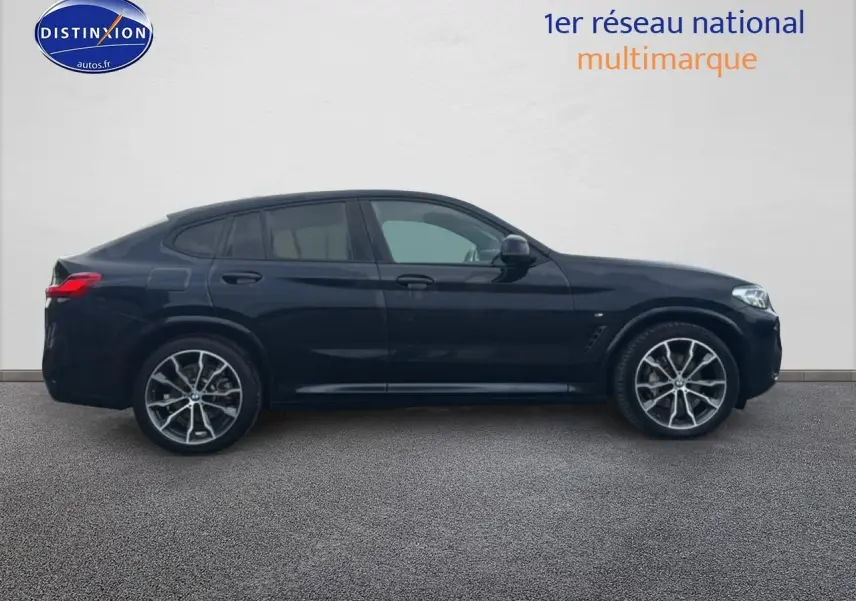Profil côté gauche d’un BMW X4 noir (g02) xdrive30d 286 m sport de 2022 avec jantes alliage distinctives.
