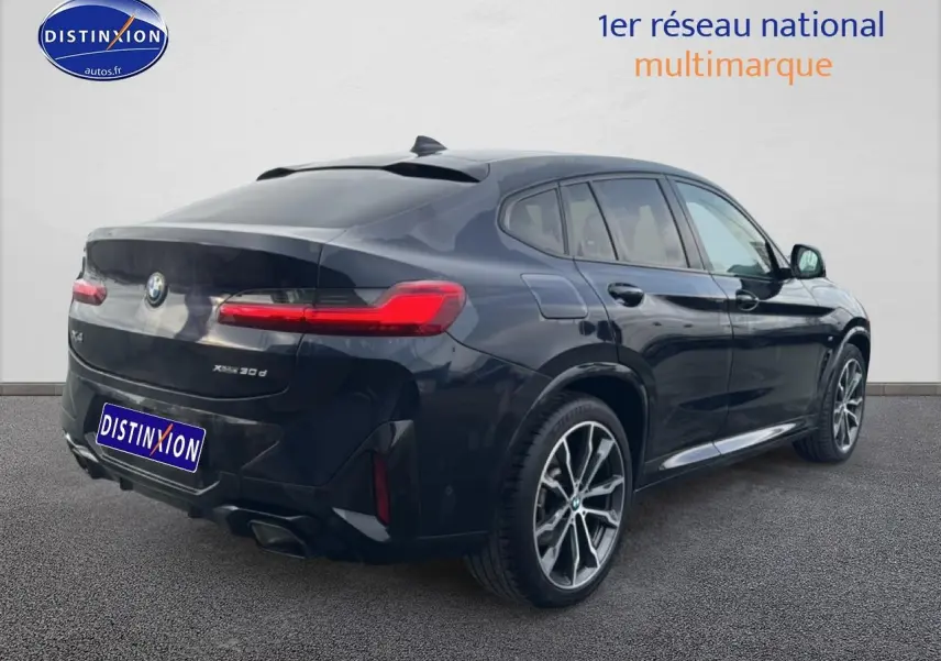 BMW X4 xDrive30d noir vue 3/4 arrière droit avec feux LED et jantes alliage sport