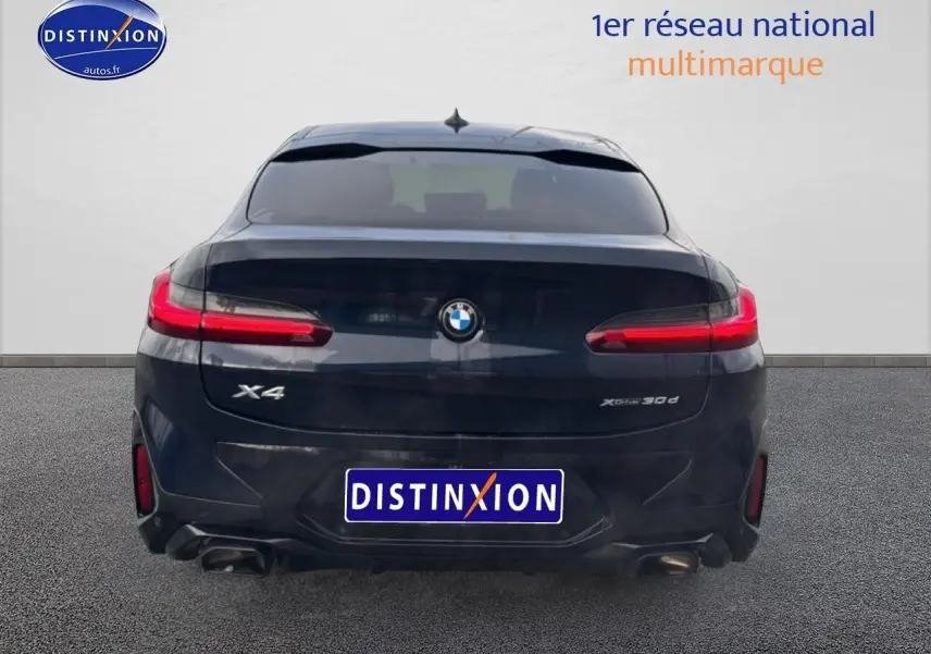 Vue arrière d’un BMW X4 noir (g02) xdrive30d 286 M Sport avec feux LED et double sortie d’échappement chromée.