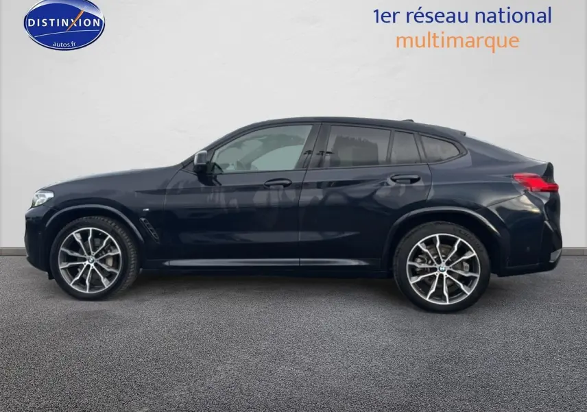 BMW X4 xDrive30d 2022 noir vue de profil côté gauche avec jantes alliage et lignes sportives marquées