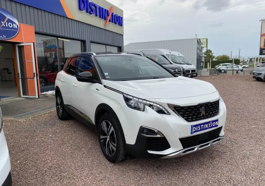 Peugeot 3008 blanc vue 3/4 avant droit, avec toit noir et calandre noire distinctive GT Line.