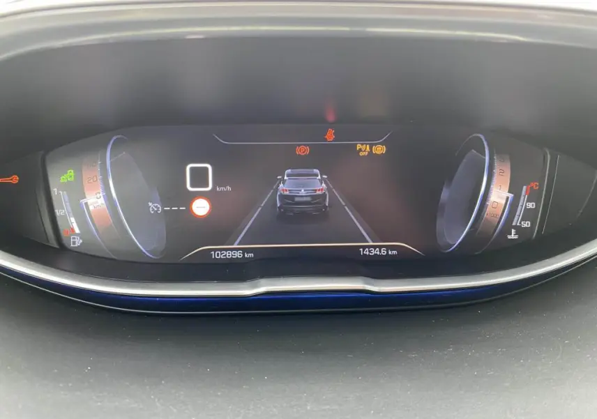 Tableau de bord numérique du Peugeot 3008 blanc 2018, affichant la vitesse à 0 km/h et l'odomètre à 102896 km.