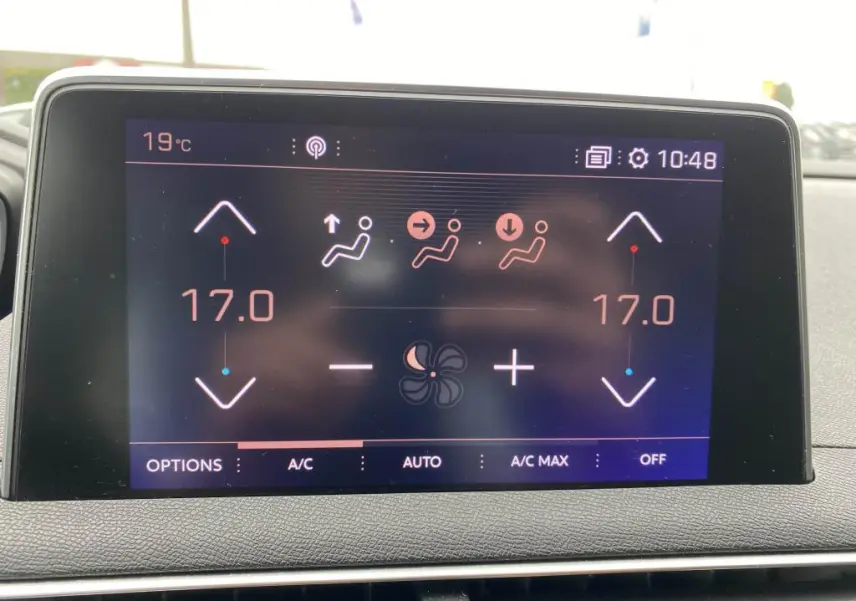 Écran tactile intérieur du Peugeot 3008 GT Line 2018 montrant les réglages de climatisation à 17°C.