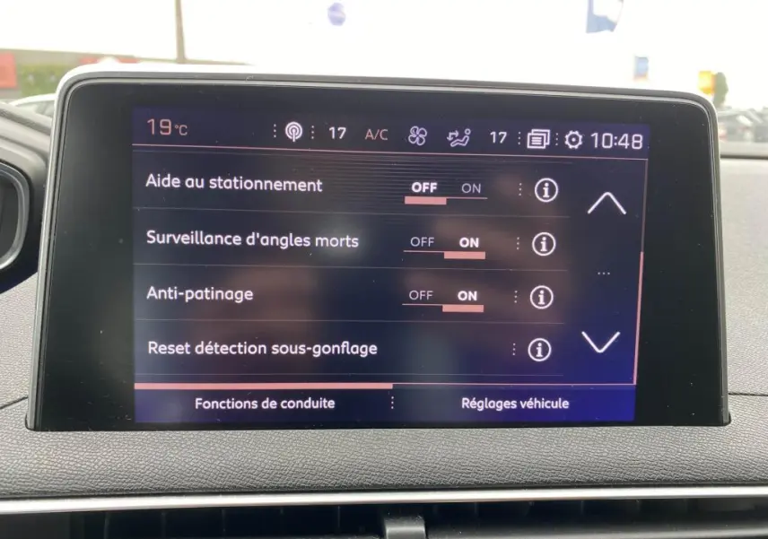 Écran tactile du tableau de bord du Peugeot 3008 GT Line 2018 affichant les réglages d'aide à la conduite.