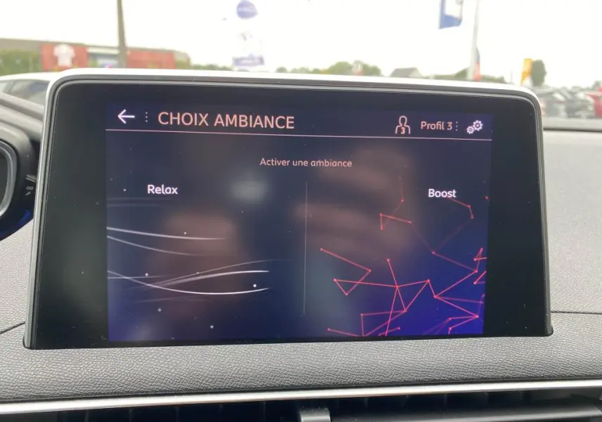 Écran tactile intérieur du Peugeot 3008 GT Line 2018 affichant le menu de choix d'ambiance avec options Relax et Boost.