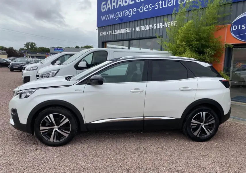 Peugeot 3008 blanc en vue de profil côté gauche, avec jantes alliage noires et toit noir contrasté.