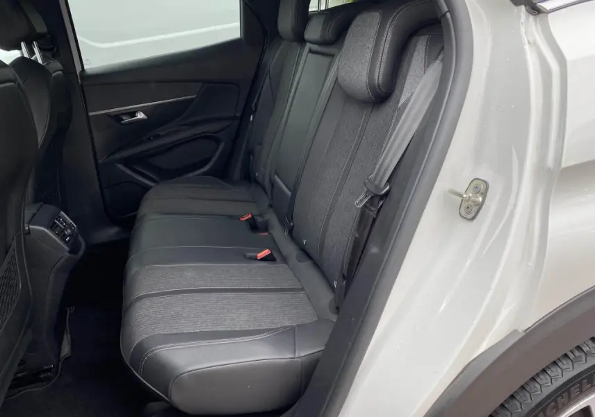 Vue intérieure côté droit des sièges arrière en cuir et tissu gris du Peugeot 3008 blanc GT Line 2018.