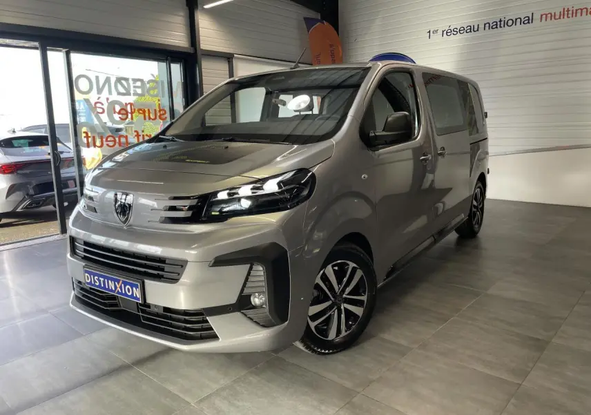 Vue 3/4 avant droit du Peugeot Expert Fourgon gris Artense avec jantes alliage et calandre distinctive showroom.