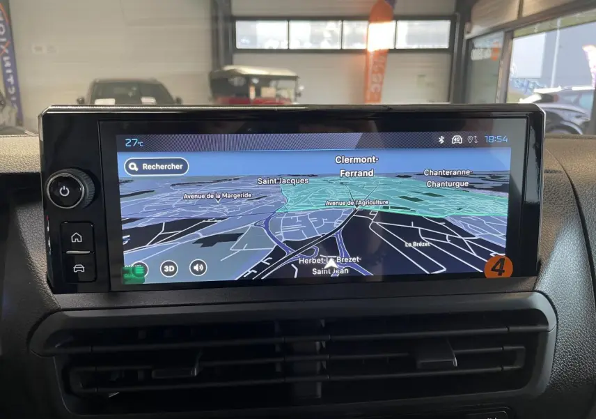 Vue intérieure centrée sur l'écran tactile 10'' HD du système de navigation du Peugeot Expert Fourgon gris Artense.
