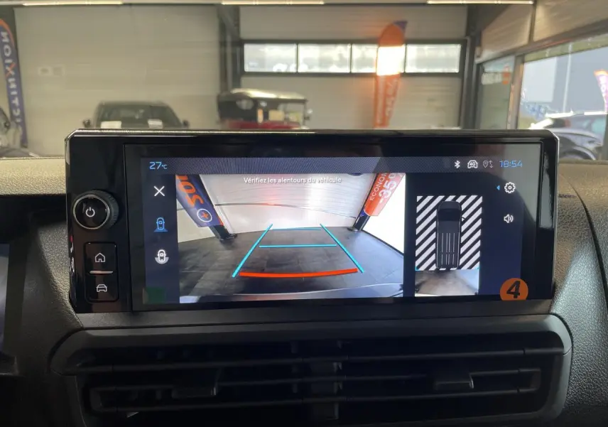 Écran tactile intérieur du Peugeot Expert Fourgon gris Artense montrant la caméra de recul et l’aide au stationnement.