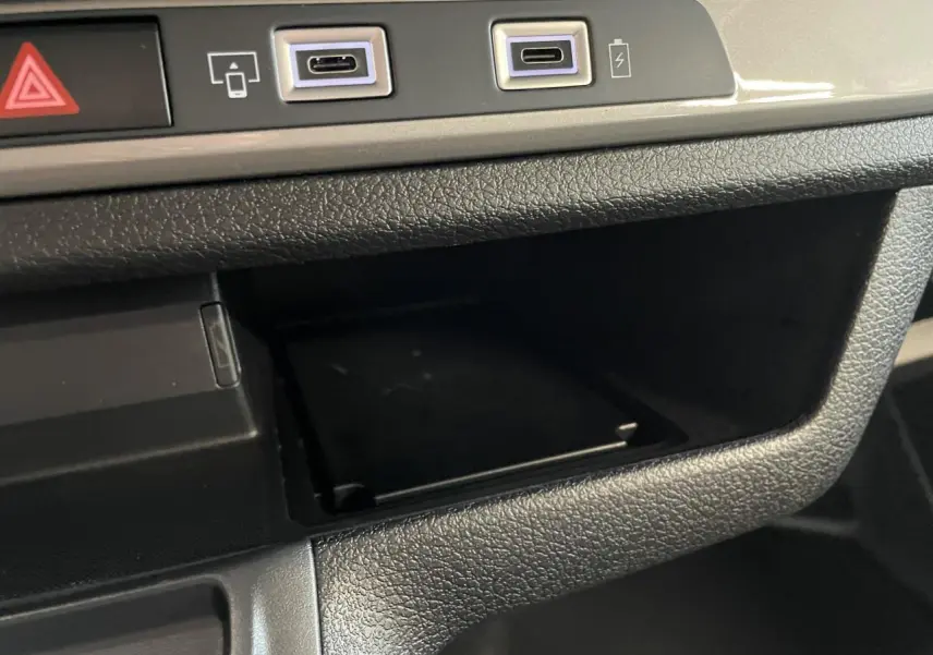 Gros plan sur la console centrale noire du Peugeot Expert Fourgon 2026 avec deux ports USB-C et un bouton de warning rouge.
