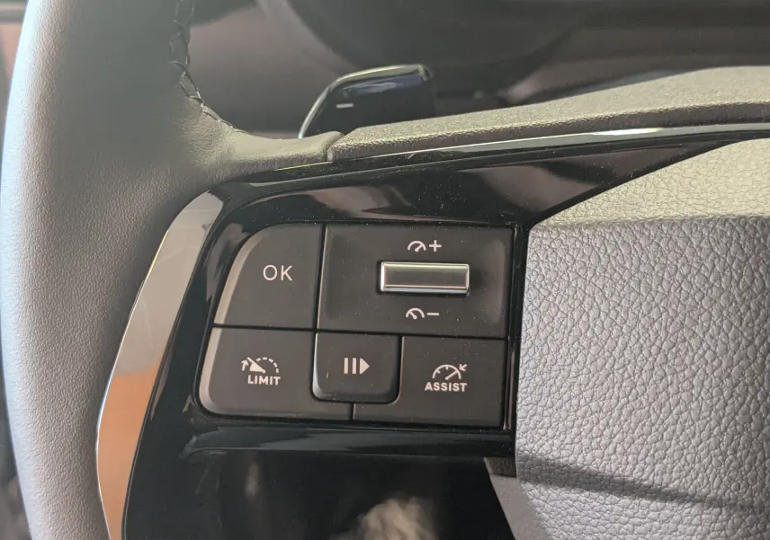 Gros plan sur les commandes de régulateur de vitesse au volant cuir noir du Citroën Berlingo 1.5 HDI 130 EAT8 gris Artense.