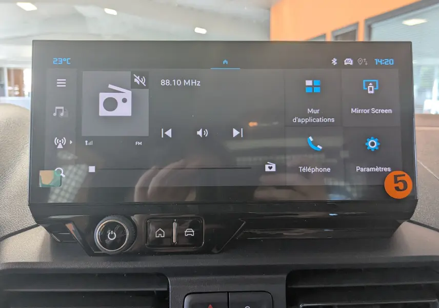 Écran tactile central de la Citroën Berlingo 2026 affichant la radio FM et les options connectées, vue de face.