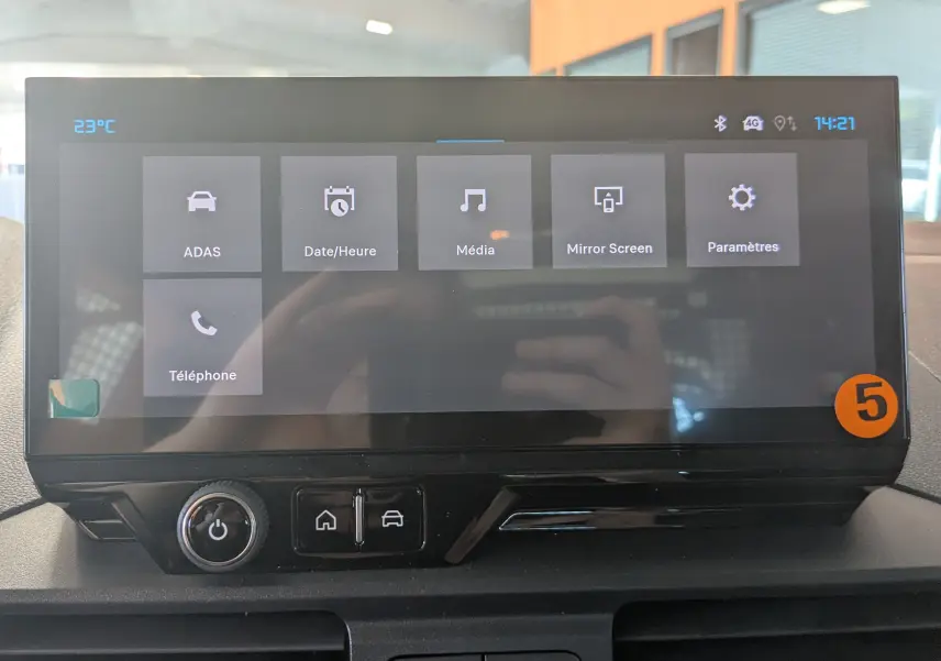 Écran tactile central du tableau de bord du Citroën Berlingo 2026, affichant les menus ADAS, Média et Paramètres.