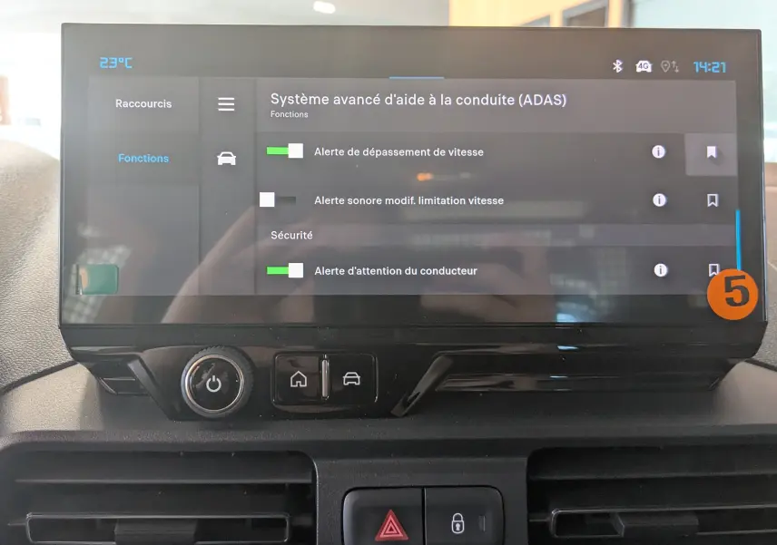 Écran tactile central du Citroën Berlingo 2026 affichant les options d'aide à la conduite, intérieur gris noir.