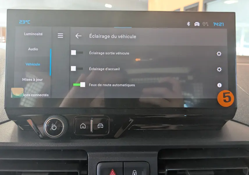 Écran tactile du tableau de bord du Citroën Berlingo 2026 gris Artense, affichant les réglages d’éclairage du véhicule.