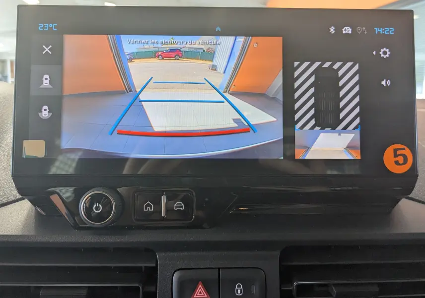 Écran central du Citroën Berlingo 1.5 HDI 130 EAT8 Max 2026 montrant la caméra de recul avec guidage et vue 360° intérieure.