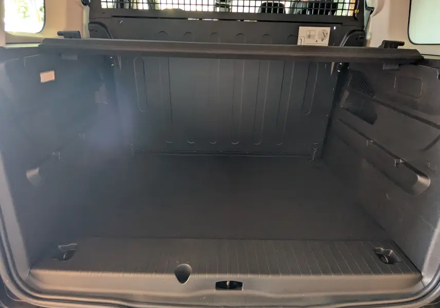 Vue intérieure du coffre spacieux et noir du Citroën Berlingo 1.5 HDI 130 EAT8 Max N1, sans chargement visible.