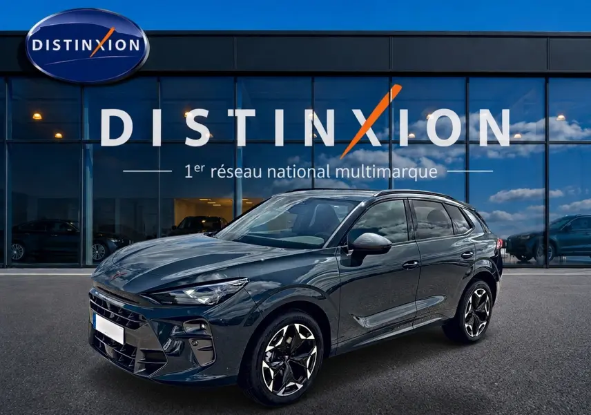 Vue 3/4 avant droit d'un CUPRA TERRAMAR 2026 bleu fjord avec jantes 19 pouces devant un showroom Distinxion.