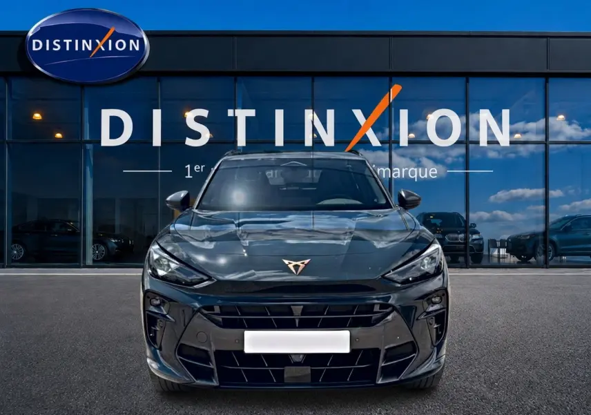Vue avant d'une CUPRA TERRAMAR 2026 bleu fjord, avec logo distinctif et calandre sportive visible.