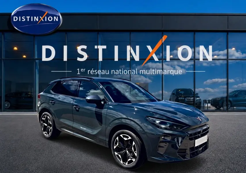 Vue 3/4 avant droite d'un CUPRA Terramar bleu fjord avec jantes 19 pouces devant une vitrine Distinxion.