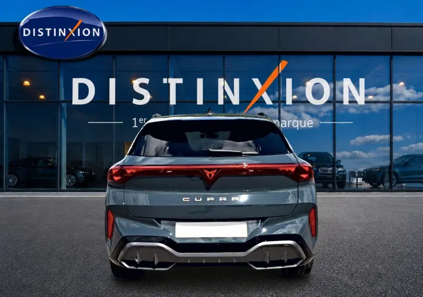 Vue arrière du CUPRA TERRAMAR bleu fjord 2026 avec feux arrière LED continus et double sortie d’échappement intégrée.