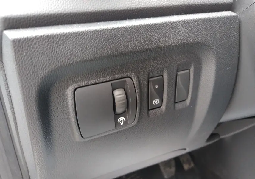 Gros plan sur les commandes de réglage du tableau de bord côté conducteur du Renault Captur blanc, version 2017.