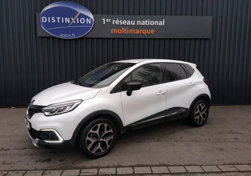 Renault Captur blanc 2017 en 3/4 avant droit, avec jantes alliage et détails noirs contrastants.