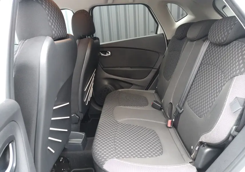 Vue intérieure côté droit des sièges arrière en tissu gris du Renault Captur blanc, version Intens 2017.