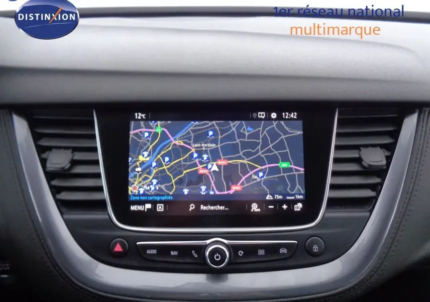 Écran tactile central avec navigation GPS du tableau de bord d'une Opel Grandland X blanc nacré, version 2021.