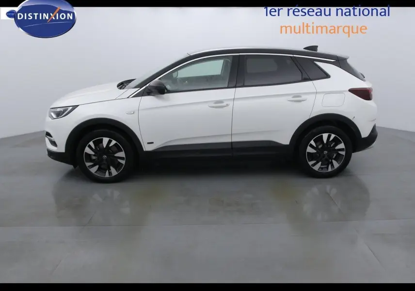 Profil côté gauche d'un Opel Grandland X blanc nacré hybride rechargeable de 2021 avec jantes noires et toit noir contrasté.