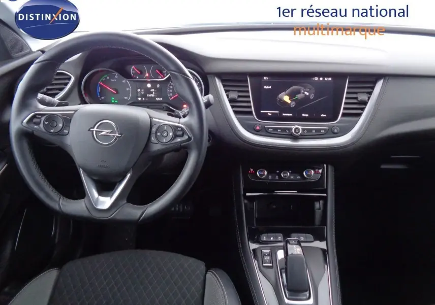 Intérieur de l'Opel Grandland X hybride 2021, vue frontale sur le tableau de bord et volant cuir noir avec écran tactile.