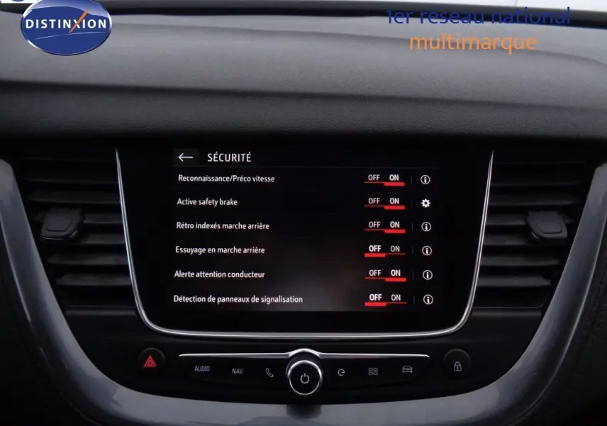 Écran central tactile affichant les options de sécurité du tableau de bord de l'Opel Grandland X blanc nacré.