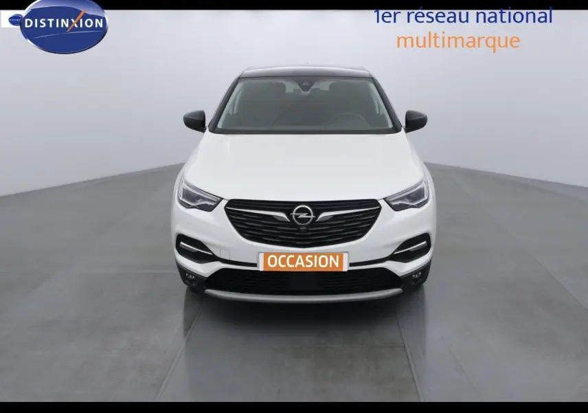 Opel Grandland X blanc nacré vu de face, mettant en valeur sa calandre noire et ses phares LED modernes.