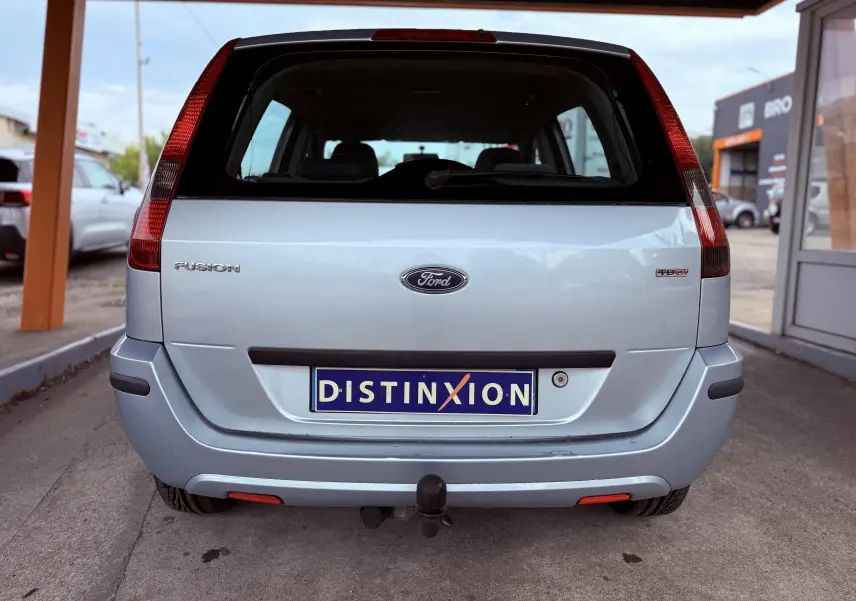 Vue arrière d'une Ford Fusion bleu clair de 2002 avec hayon et attelage visible sous le pare-chocs.