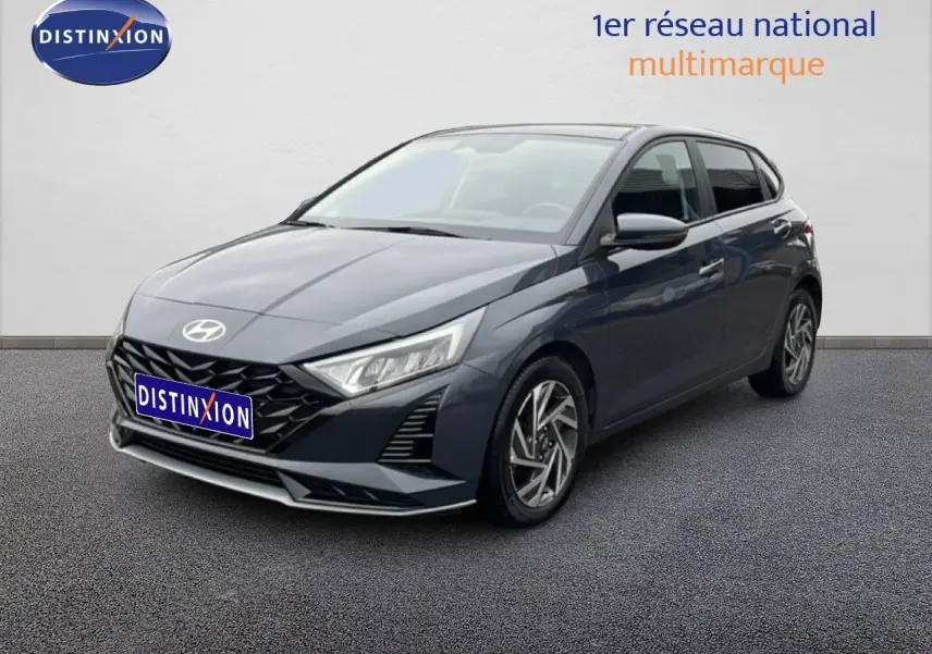 Hyundai i20 2025 gris Aurora Metal vue 3/4 avant droit avec calandre noire et jantes alliage distinctives.