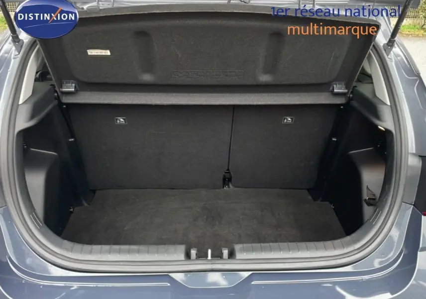 Coffre ouvert vu de l'arrière d'une Hyundai i20 2025 gris Aurora Metal, montrant l'espace de chargement vide.