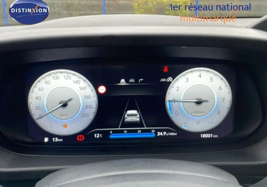 Vue rapprochée du tableau de bord numérique de la Hyundai i20 gris Aurora, affichant vitesse et régime moteur.