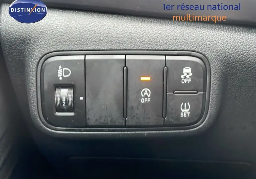 Gros plan sur les commandes de réglage d’éclairage et d’aide à la conduite dans une Hyundai i20 gris Aurora Metal.