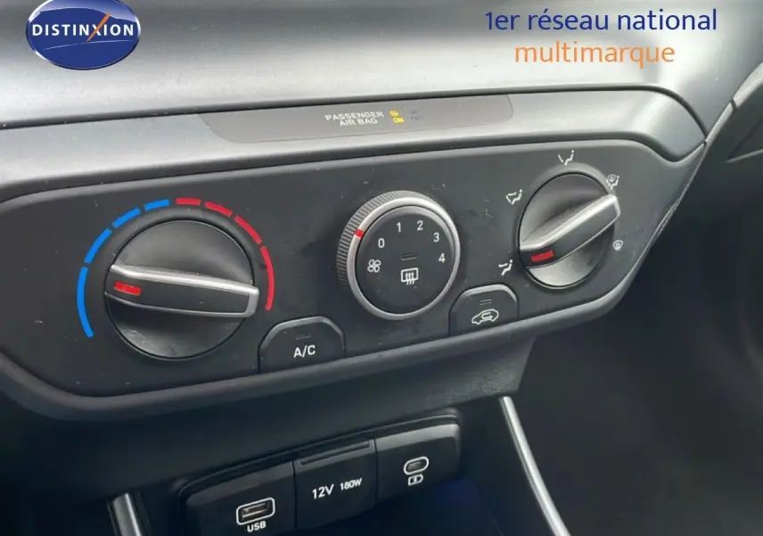 Gros plan sur la console centrale de la Hyundai i20 2025 gris Aurora Metal, montrant les commandes de climatisation et ports USB.