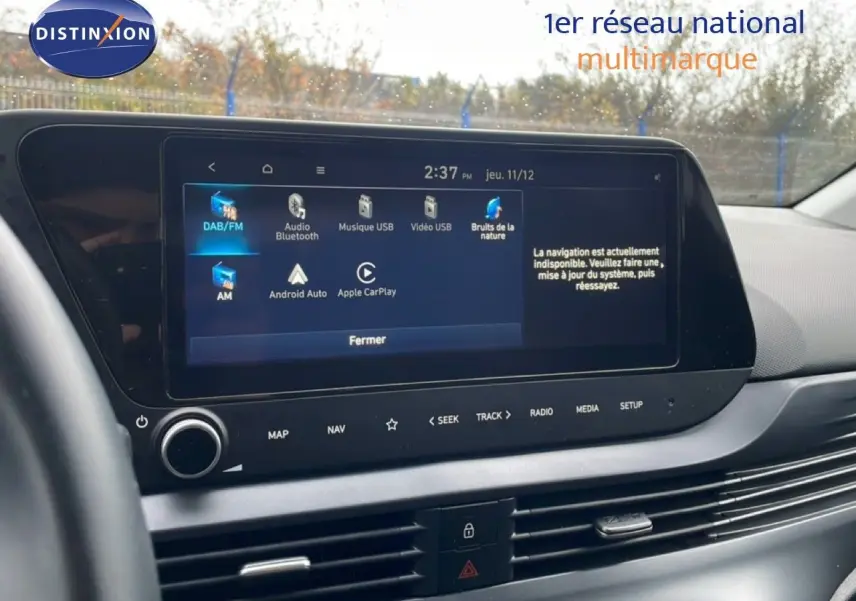 Vue intérieure centrée sur l'écran tactile multimédia du tableau de bord de la Hyundai i20 2025 gris Aurora Metal.