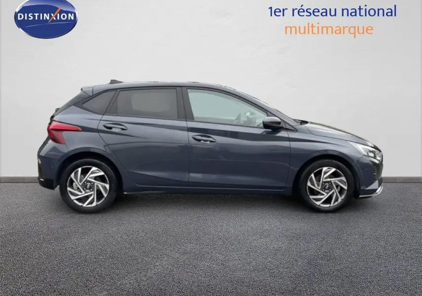Vue de profil côté gauche d'une Hyundai i20 2025 gris Aurora Metal avec jantes alliage et vitres teintées.