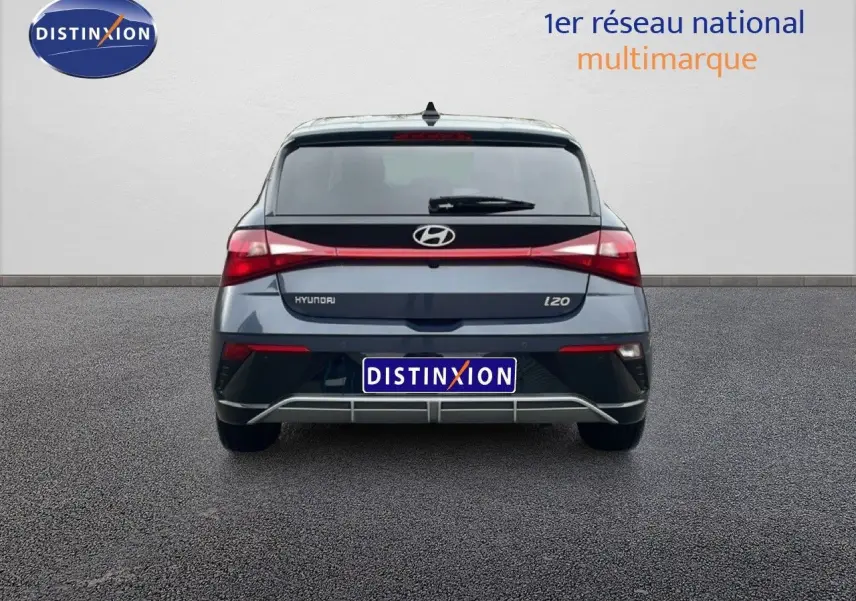 Vue arrière d'une Hyundai i20 2025 gris Aurora Metal avec feux LED et logo distinctif sur fond neutre.