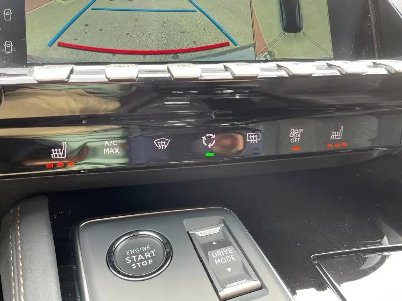 Gros plan sur la console centrale du Peugeot 508 SW gris Selenium avec commandes chauffantes et bouton démarrage.