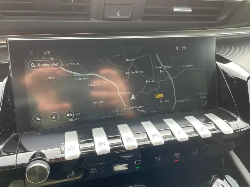 Vue rapprochée de l'écran tactile central avec navigation GPS dans l'habitacle du Peugeot 508 SW Gris Selenium.