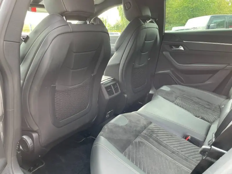 Vue intérieure arrière droite de la Peugeot 508 SW 2024 avec sièges en TEP & Alcantara gris et inserts carbone.