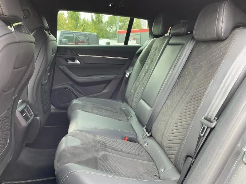 Vue latérale droite de la banquette arrière en cuir et Alcantara noir de la Peugeot 508 SW 2024.