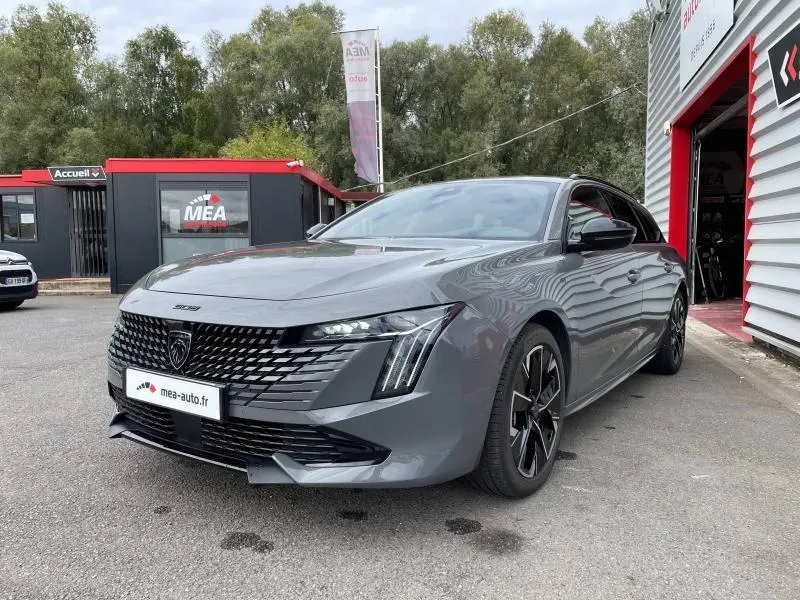 Peugeot 508 SW Gris Selenium en 3/4 avant droit, avec calandre noire et feux LED distinctifs.