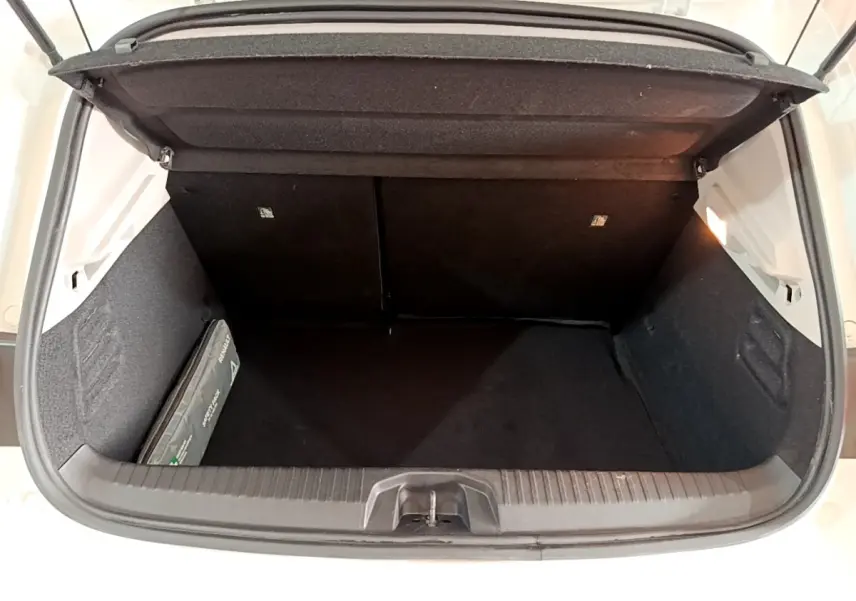 Coffre ouvert vu de face d’une Renault Clio Business blanche, montrant un espace de rangement propre et spacieux.