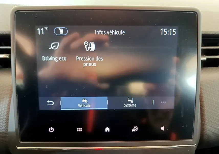 Écran tactile central affichant les infos véhicule, température extérieure 11°C, dans une Renault Clio blanche de 2021.